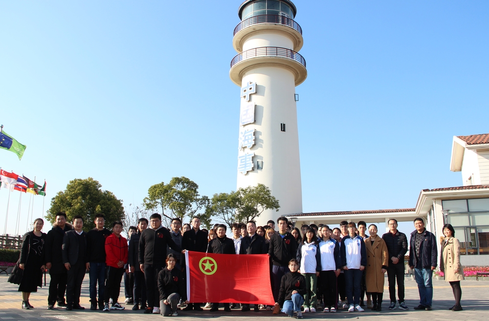 共青團(tuán)上海市委書(shū)記王宇一行來(lái)校調(diào)研并與入團(tuán)團(tuán)員合影
