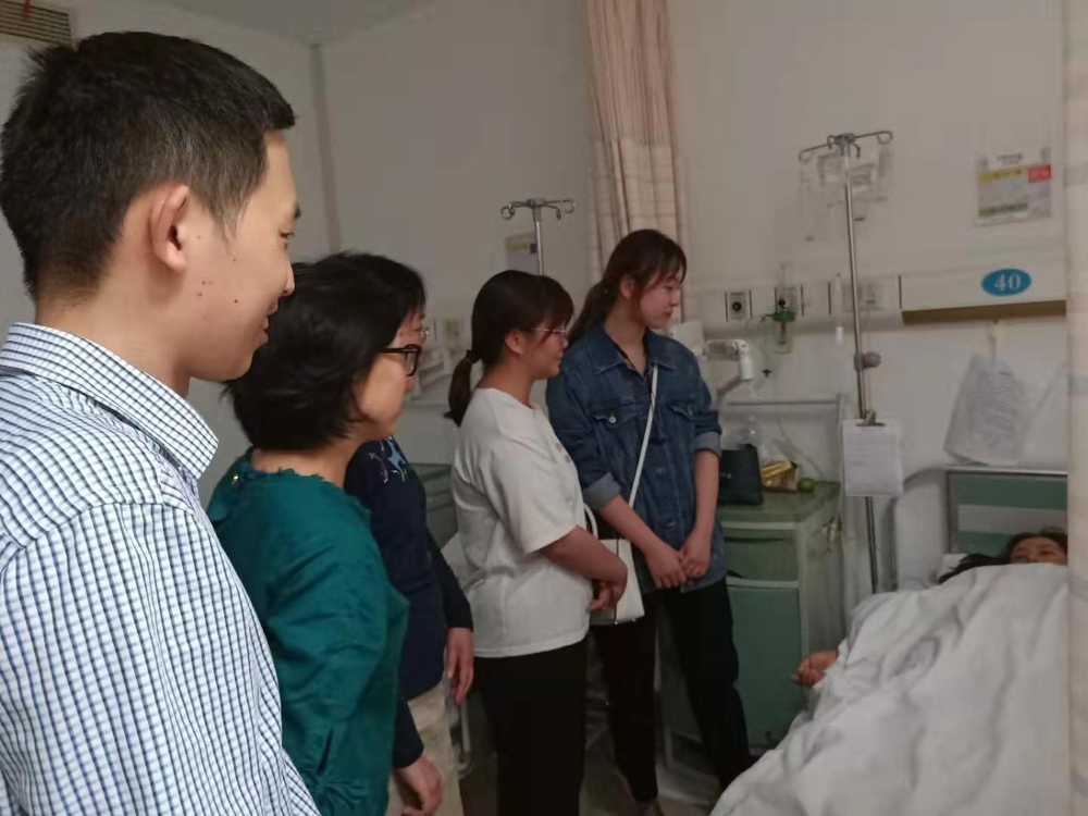 學院黨委號召為手術維吾爾族學生捐款，并做好術后護理工作
