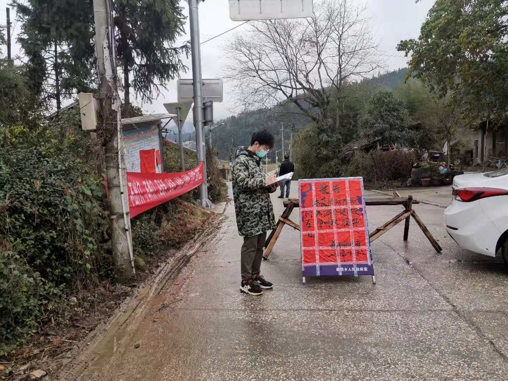 國(guó)航181班曾智瑾作為志愿者正在整理往返車(chē)輛的登記信息