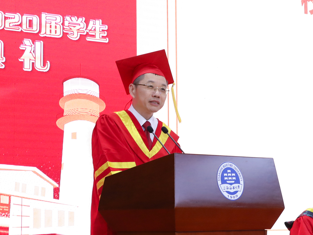 陸靖校長發表題為“風雨皆無畏，向陽自芬芳”的演講