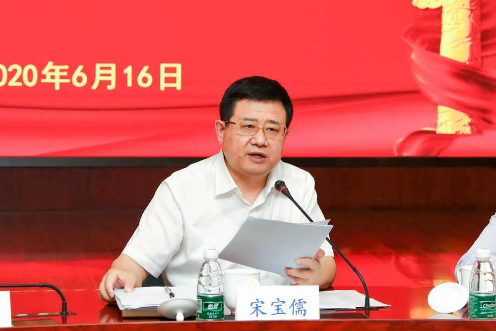 宋寶儒書記為現場黨員干部上專題黨課