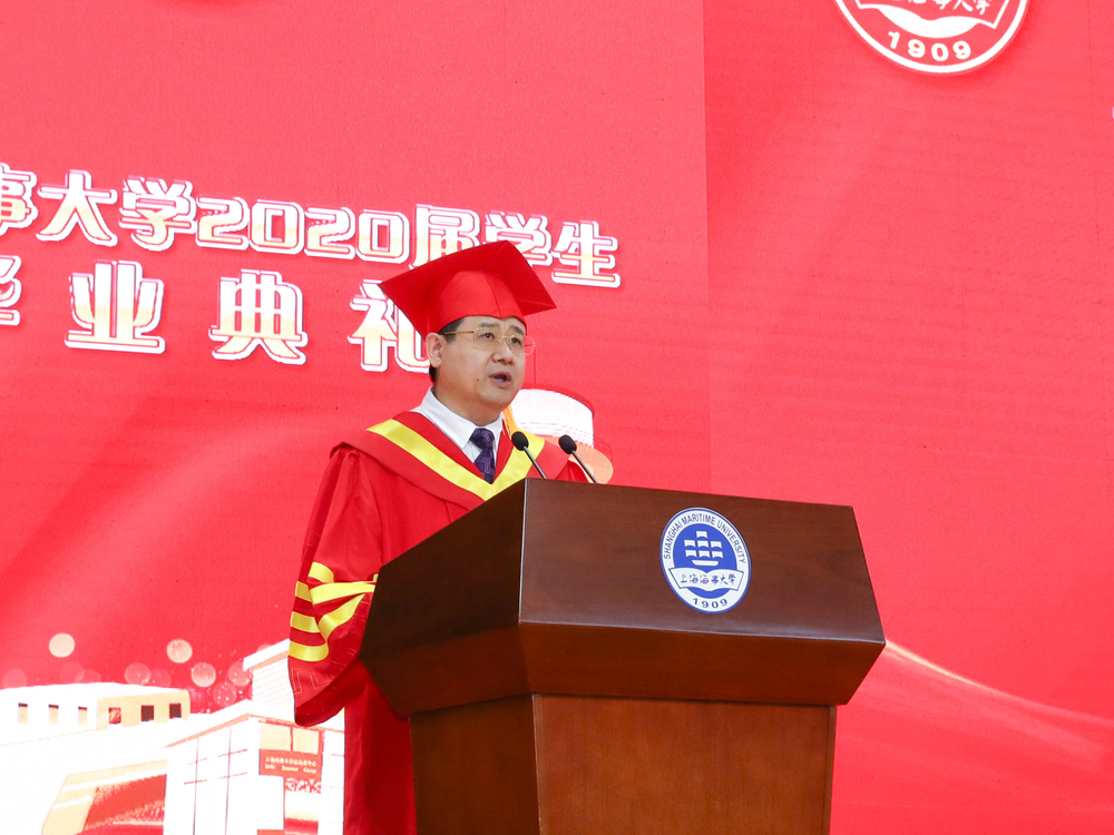 宋寶儒書記宣讀《2020屆上海市優秀畢業生及上海海事大學優秀畢業生的表彰決定》