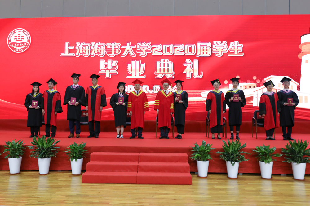 校領導為畢業生撥穗、頒發畢業證書