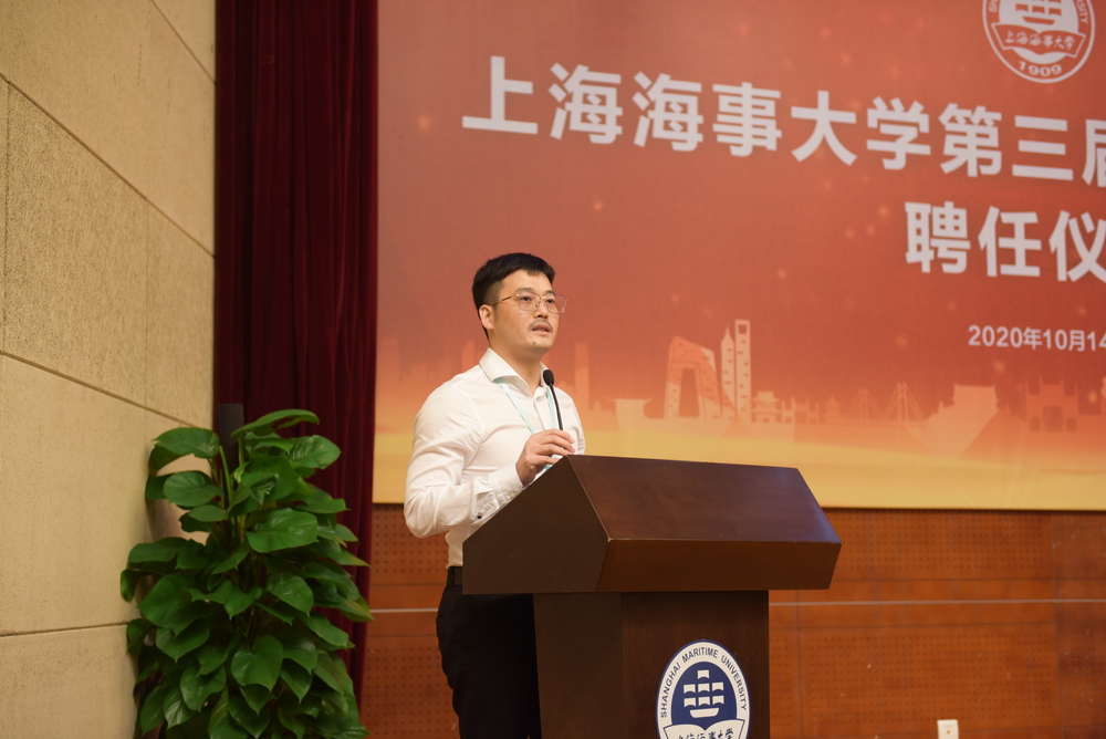 “企業(yè)家輔導(dǎo)員”代表李廣發(fā)言