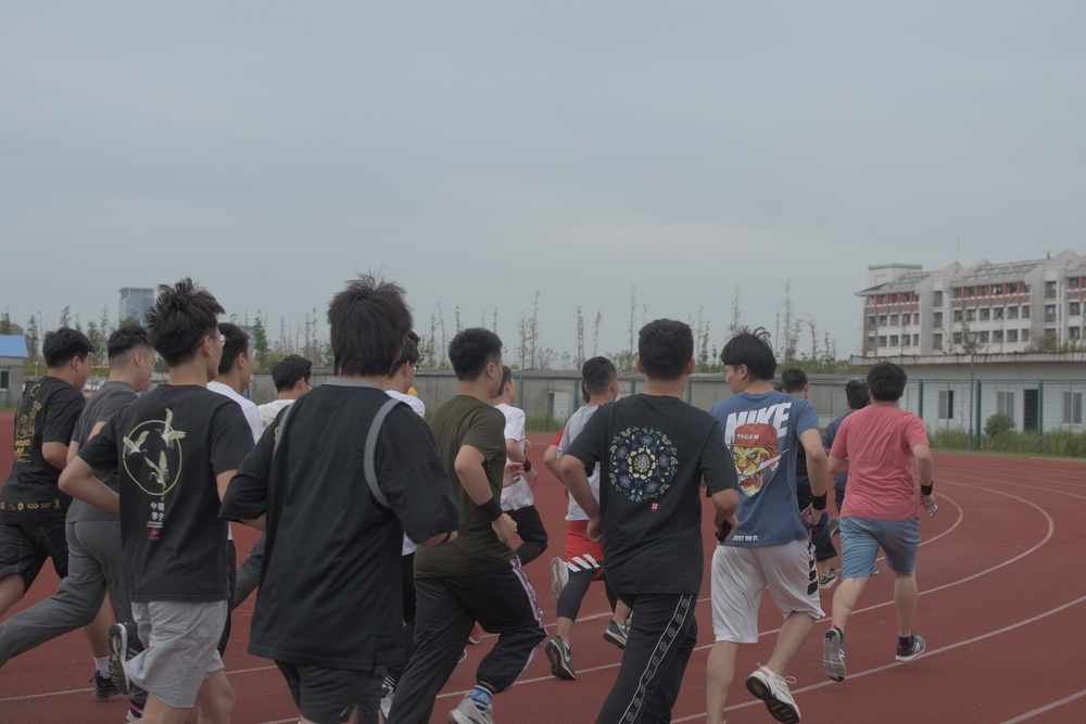 同學們爭先恐后