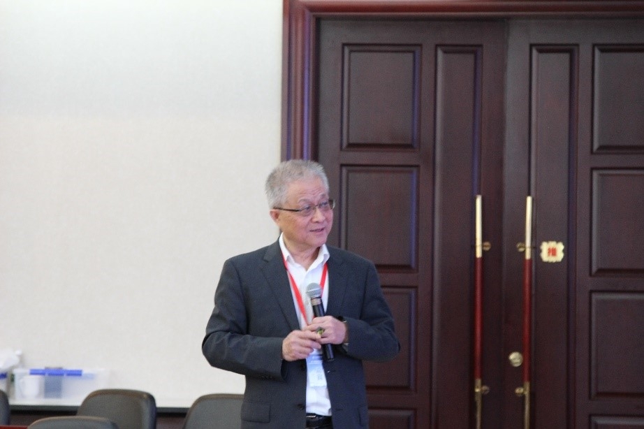 上海社科院原常務副院長、上海市政府原參事左學金教授作報告
