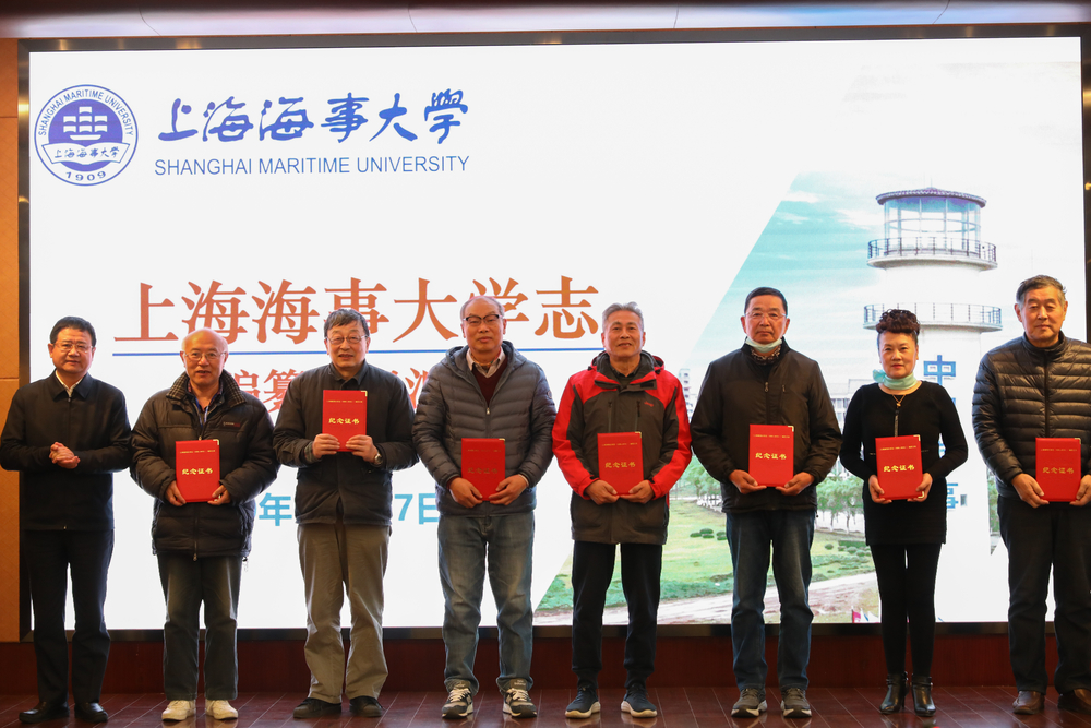 宋寶儒書記為參與編纂的老同志代表頒發紀念證書