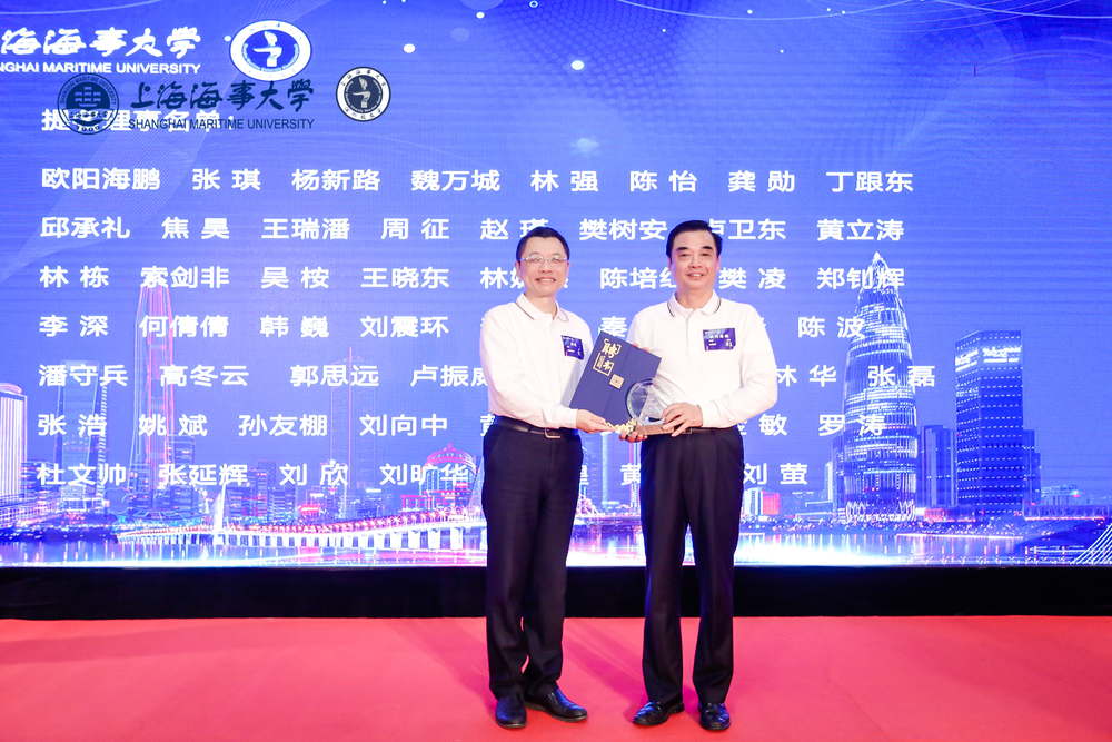 陸靖校長向歐陽海鵬會長頒發聘書