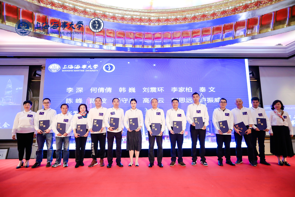 學校相關部門負責人向深圳校友會第二屆理事會、監事會成員頒發聘書