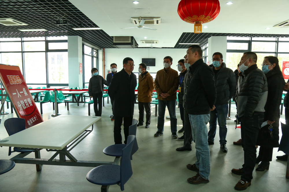 校領(lǐng)導(dǎo)檢查食堂寒假期間準(zhǔn)備情況