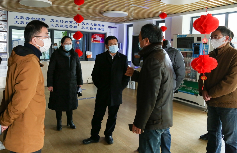 校領(lǐng)導(dǎo)在宿舍樓聽取防控隔離措施