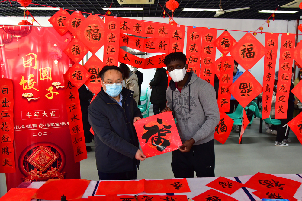 與留校學生互動交流