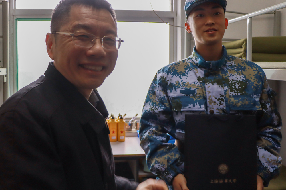 為入伍學生發(fā)放慰問品