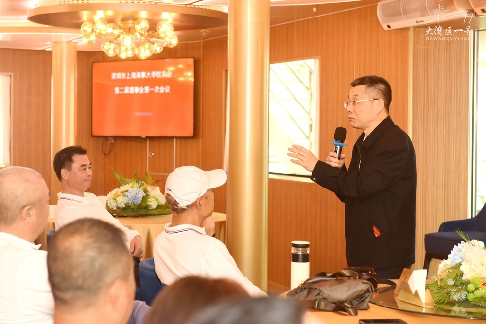  陸靖校長介紹學校情況