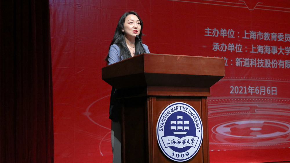 市教委高教處四級調(diào)研員孔瑩瑩在開幕式上致辭