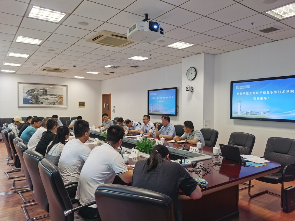 上海電子信息職業技術學院副校長徐德明一行來校調研