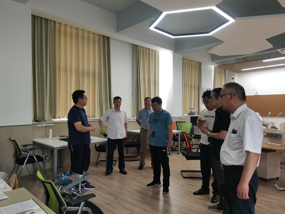徐德明副校長一行參觀工訓中心