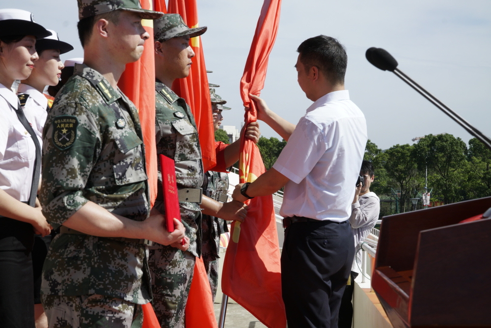 李志鵬為教官代表頒發聘書并授予隊旗