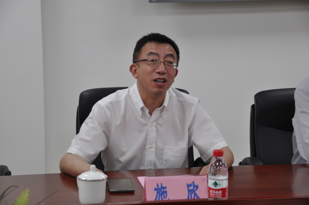 管理者代表、副校長施欣作表態(tài)發(fā)言