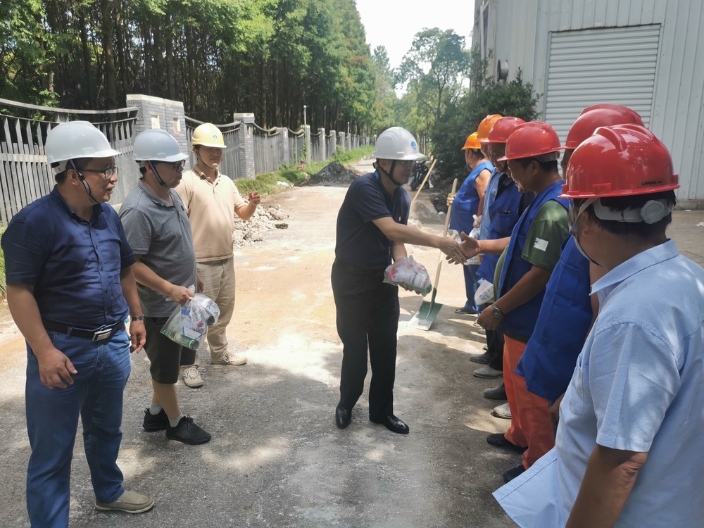 慰問室外場地改造工程一線建設(shè)者