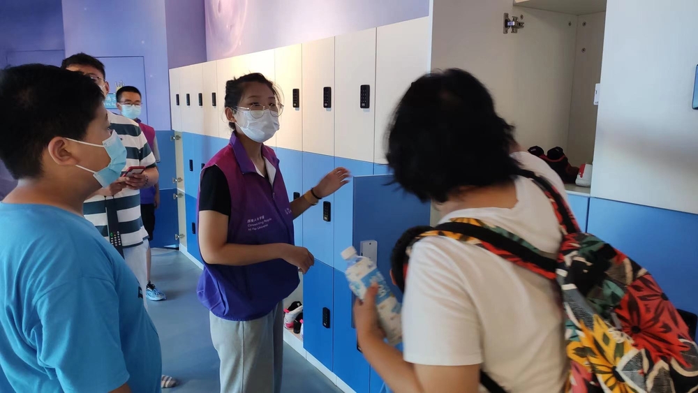 志愿者引導游客寄存物品