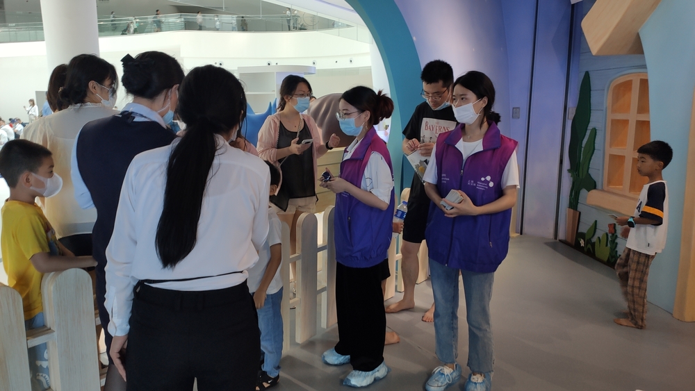 志愿者為游客答疑解惑