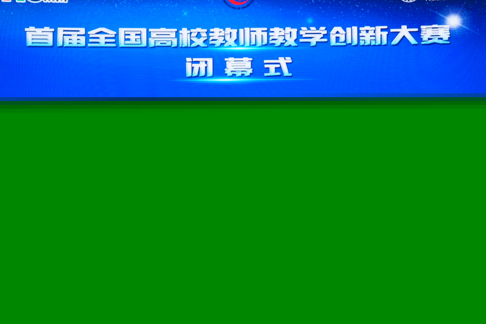 張琴與上海賽區領隊張瑞老師合影