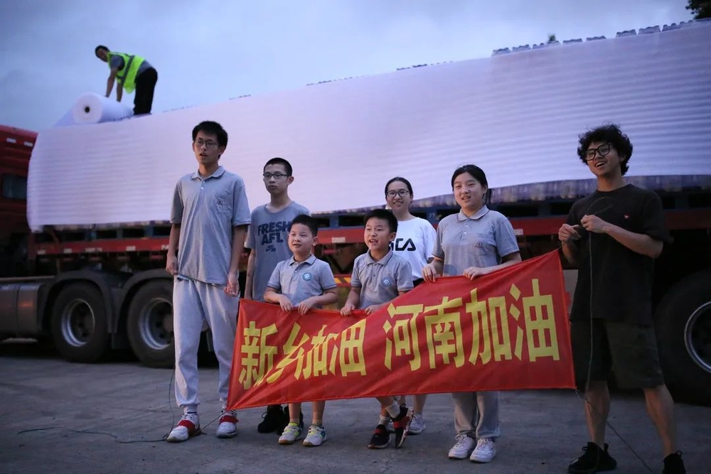 籌集物資（右一為馬遠(yuǎn)翔）