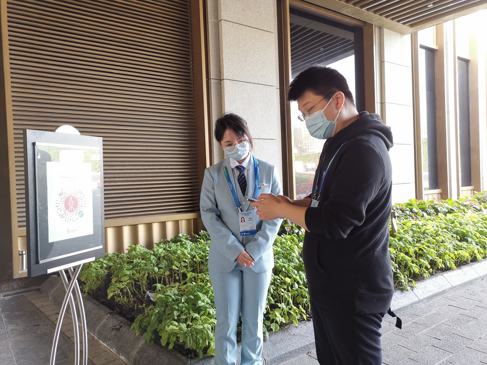 核酸志愿者引導來賓出示健康碼