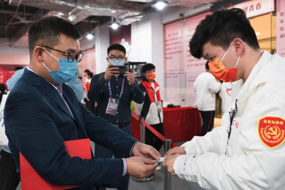 李志鵬副校長為志愿者們贈送激勵鑰匙扣