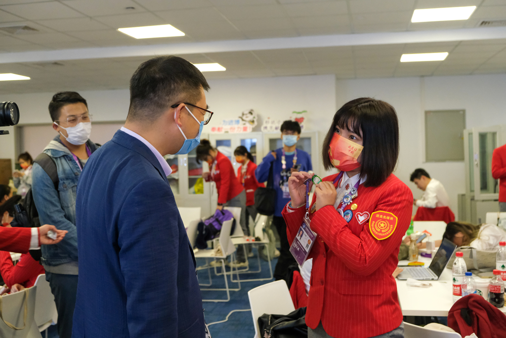 志愿者向李志鵬副校長介紹徽章文化