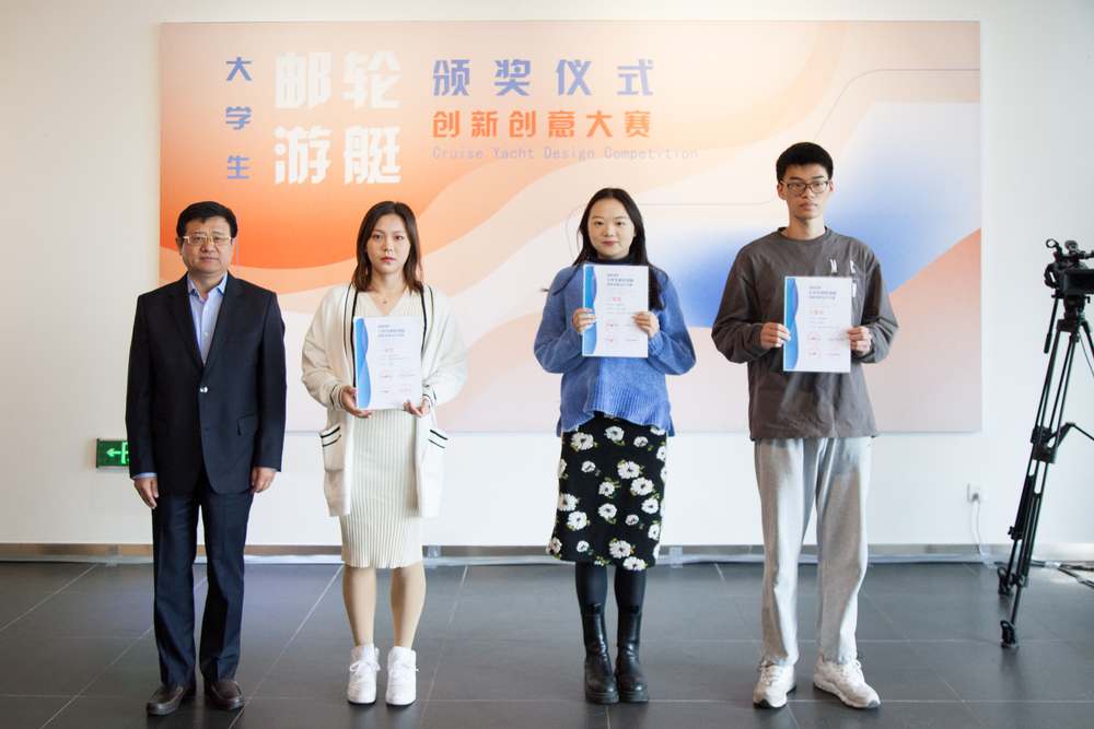 宋寶儒書記為游艇主題方向獲獎學生代表頒獎