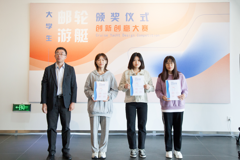 施欣副校長為郵輪主題方向獲獎學生代表頒獎