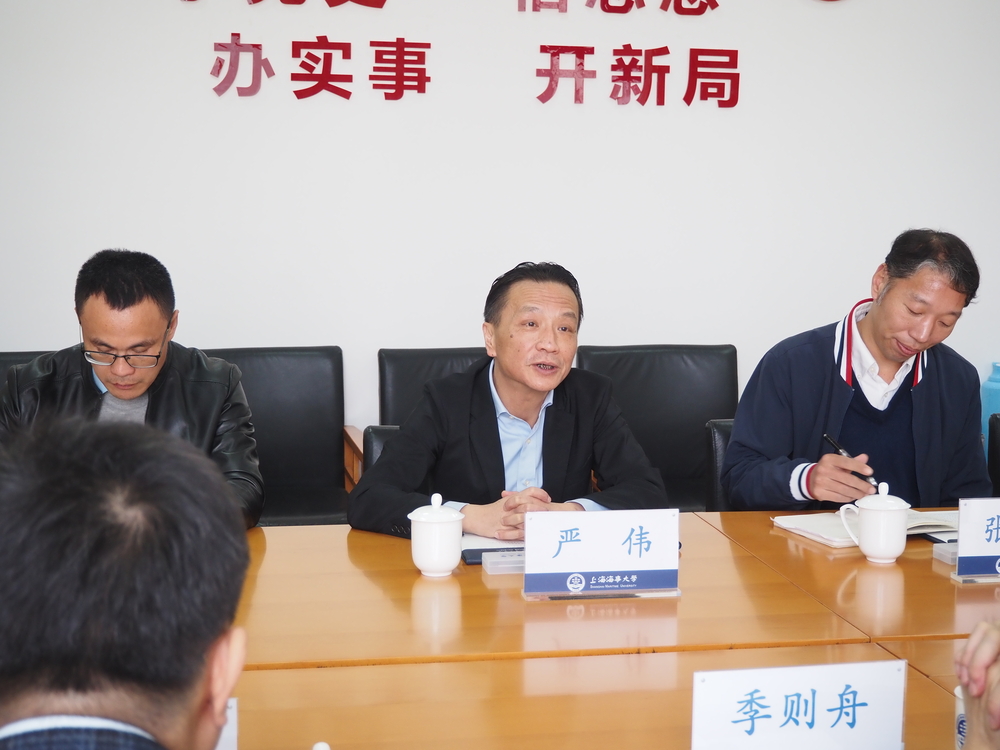 嚴偉副校長介紹學校情況