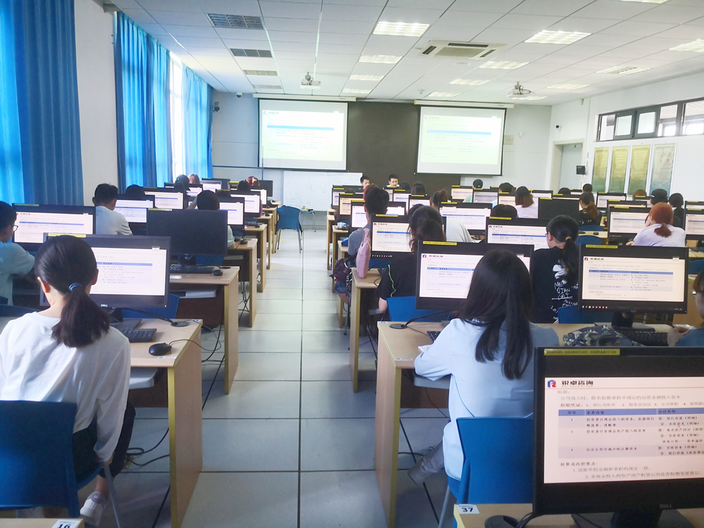學(xué)生參加“企業(yè)家輔導(dǎo)員”組織的會計實操比賽