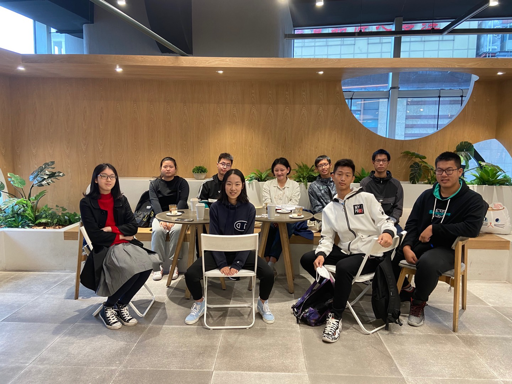 學(xué)生在“企業(yè)家輔導(dǎo)員”所在公司茶餐廳交流