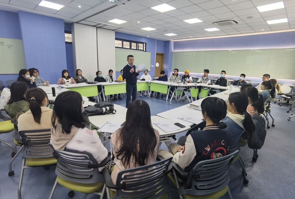 “企業(yè)家輔導(dǎo)員”與對接班級開展交流