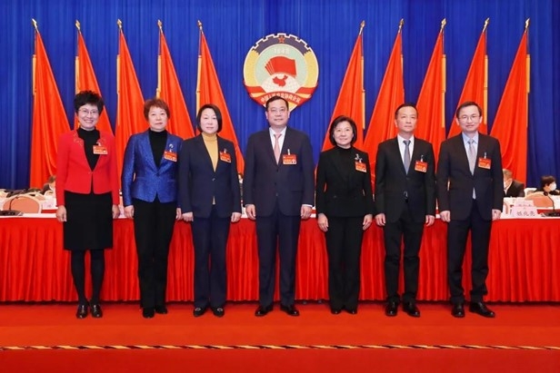 新當(dāng)選的浦東新區(qū)七屆政協(xié)主席團(tuán)成員：主席姬兆亮（中）、副主席王小君（右三）、諸惠華（左三）、嚴(yán)偉（右二）、徐紅（左二）、趙立新（右一），秘書長楊曄（左一）