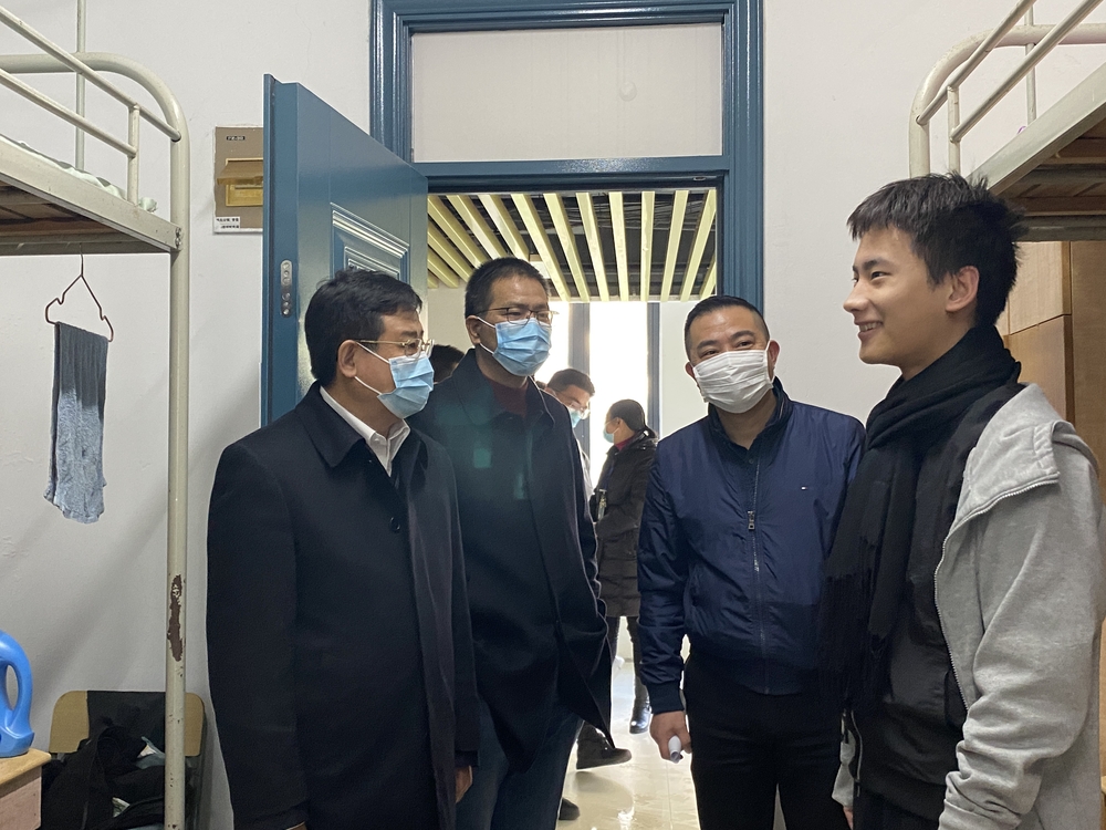 宋寶儒書記深入宿舍與寒假留校學生交談
