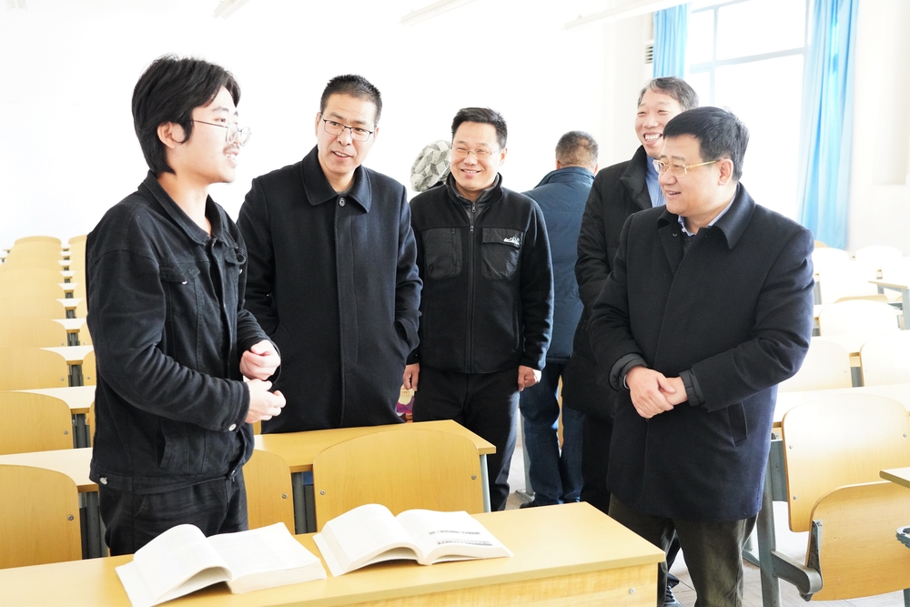 宋寶儒與自修學生親切交談