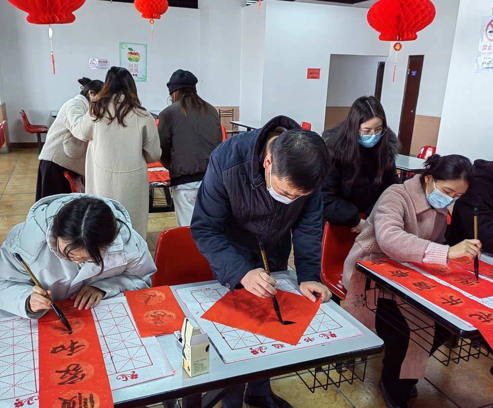 李志鵬與學生一起寫春聯福字