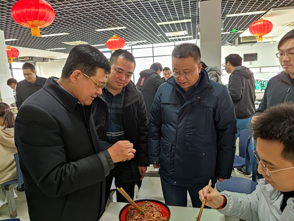 宋寶儒同留校學生一起包餃子