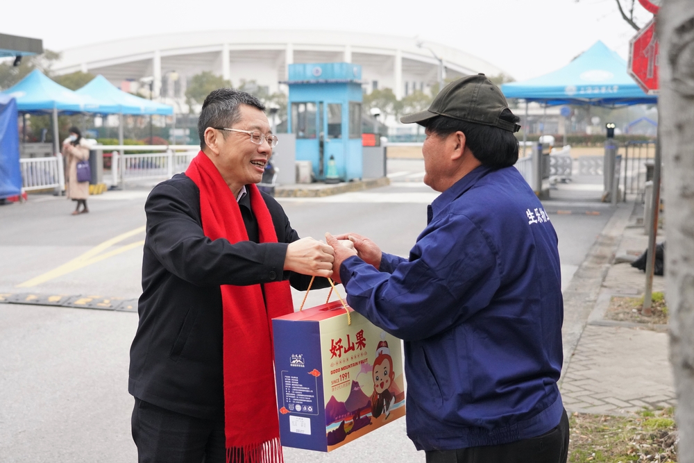陸靖向環衛值班員致以春節慰問