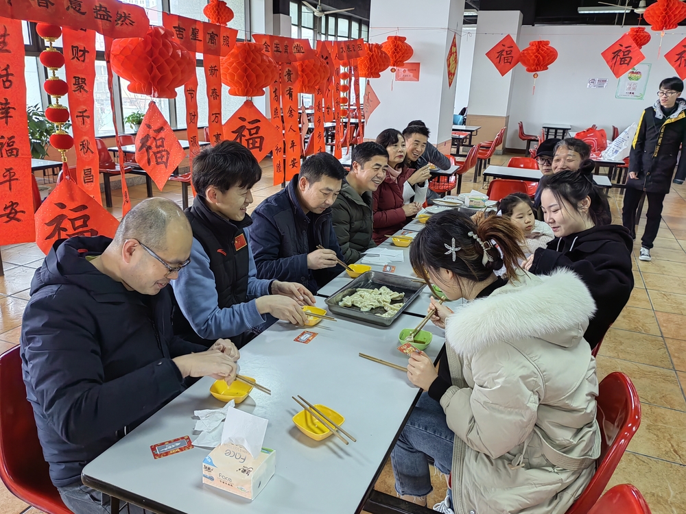 李志鵬與留校學生一起吃年夜飯