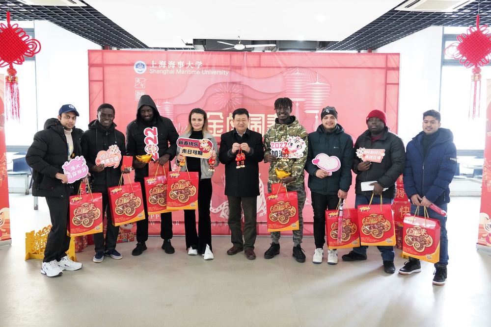 宋寶儒同留學生留影