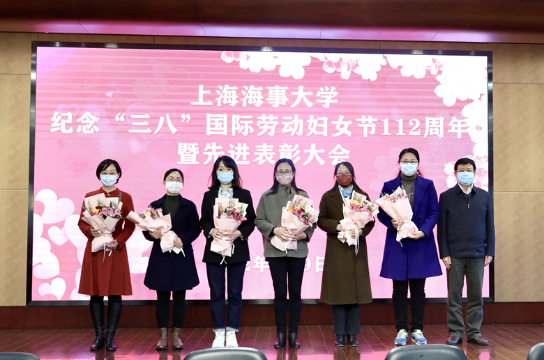 宋寶儒書記為榮獲上海市三八紅旗集體、上海市教育系統(tǒng)三八紅旗手、三八紅旗集體代表、巾幗建功標(biāo)兵、巾幗文明崗稱號(hào)的老師頒獎(jiǎng)