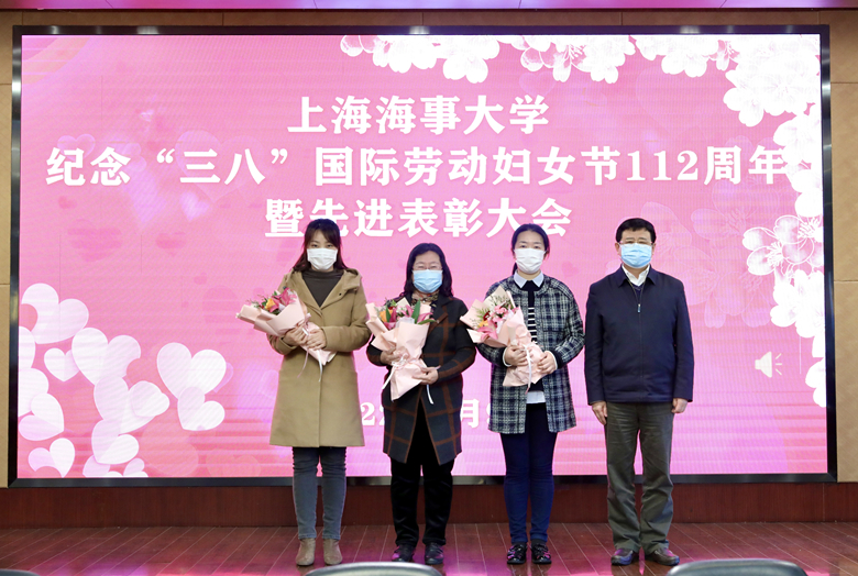 宋寶儒書記為榮獲上海市教育系統(tǒng)第二屆最美家庭提名獎(jiǎng)、第十三屆比翼雙飛模范佳侶、比翼雙飛模范佳侶提名獎(jiǎng)的老師頒獎(jiǎng)