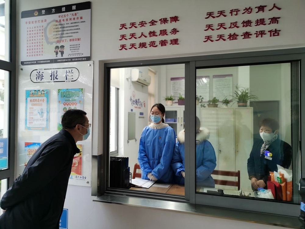 看望社區服務學生黨員志愿者