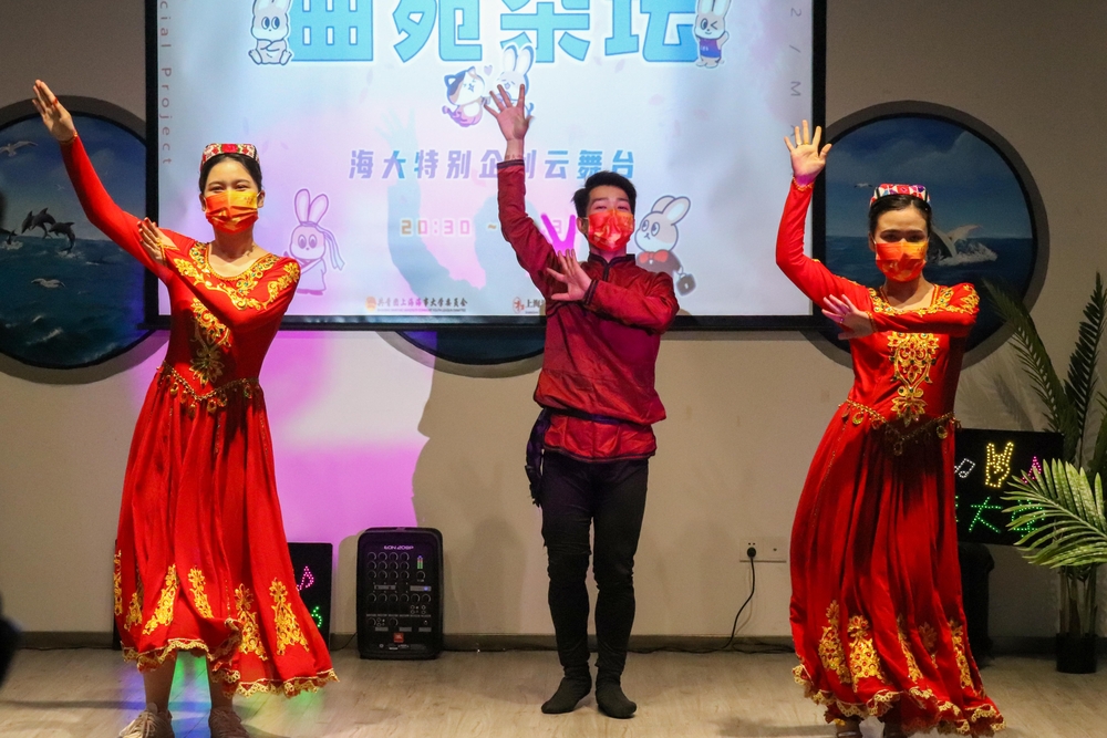 3月21日“曲苑雜壇”云舞臺輔導員專場： 祖力湖瑪爾老師（左）、何岸倫老師（中）、夏克日扎提老師（右）表演民族舞《融合》