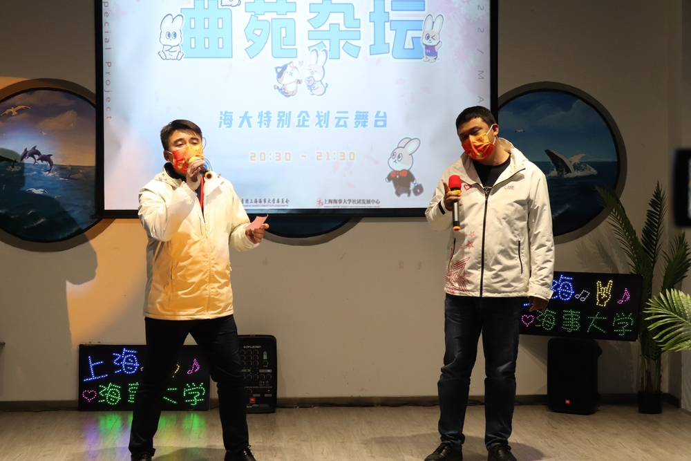 3月2日“曲苑雜壇”云舞臺輔導員專場： 楊鳴老師（左）、董超群老師（右）演唱歌曲《奔跑》